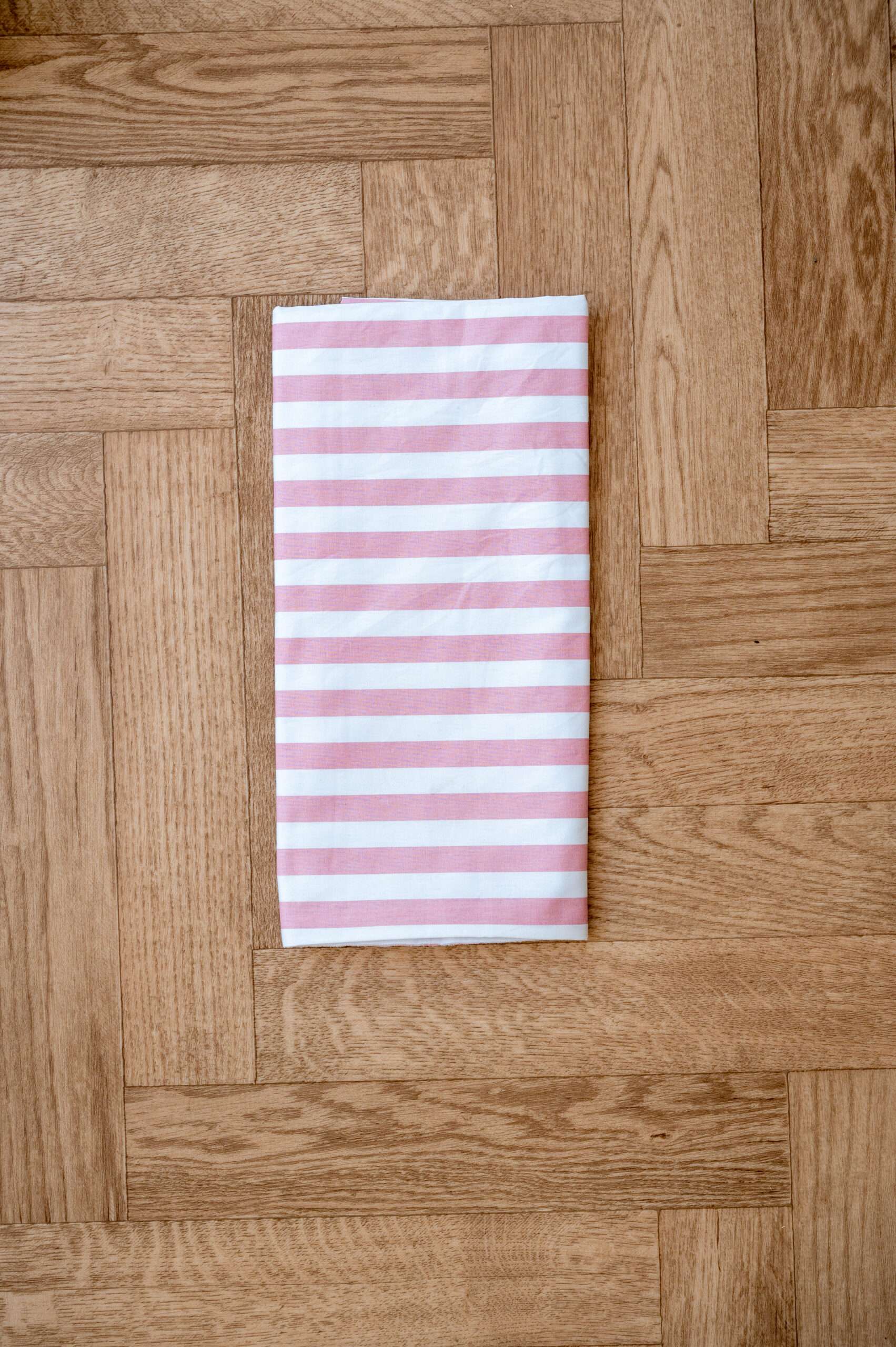 -Σελτεδάκι (1τεμ) αδιάβροχο 50*70 Ριγέ Σάπιο Μήλο